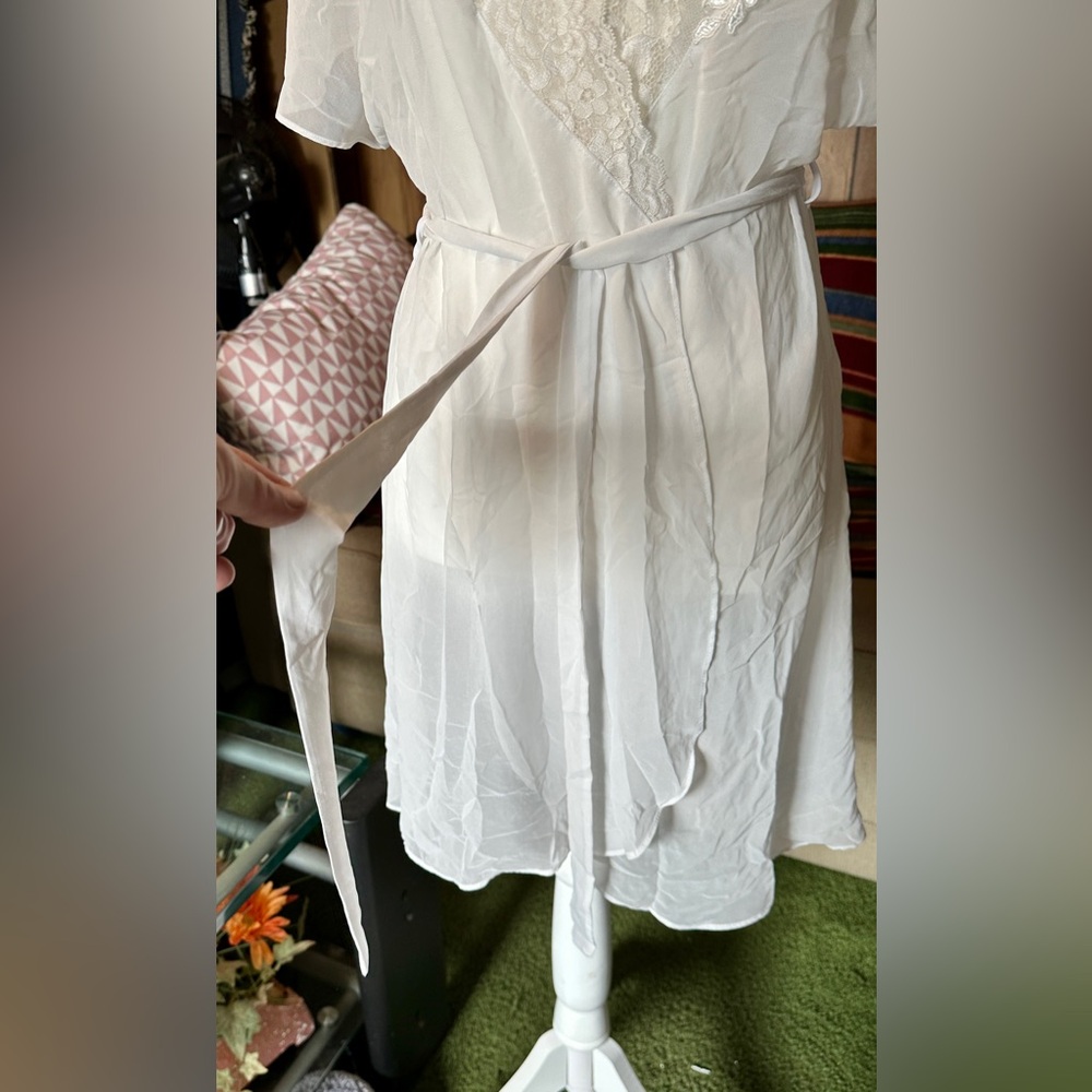 Elegant White Lace Robe - Picture 4 of 13